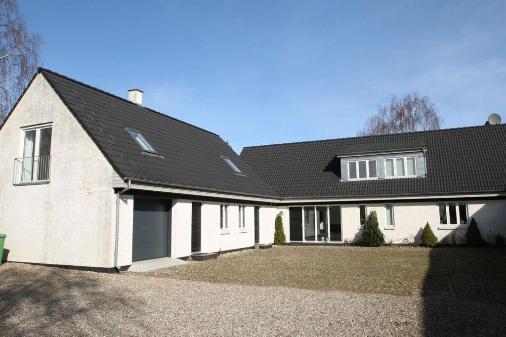 Stenbrogard Harlev  Luaran gambar